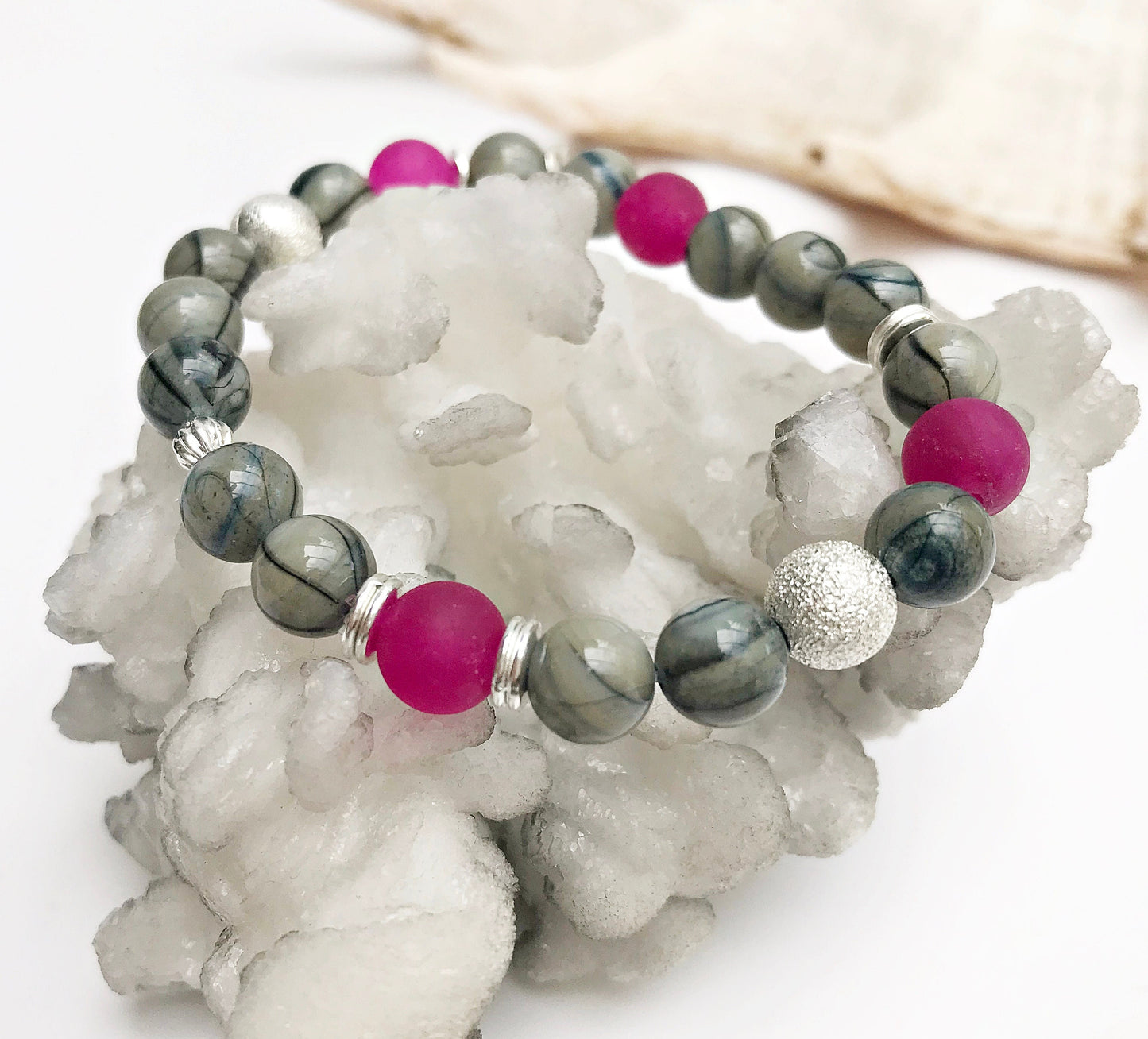 Boho Silver Shell and Jade Beaded Bracelet | Handmade Elastic Women's Jewelry | Gray Pink Gemstone Arm Candy