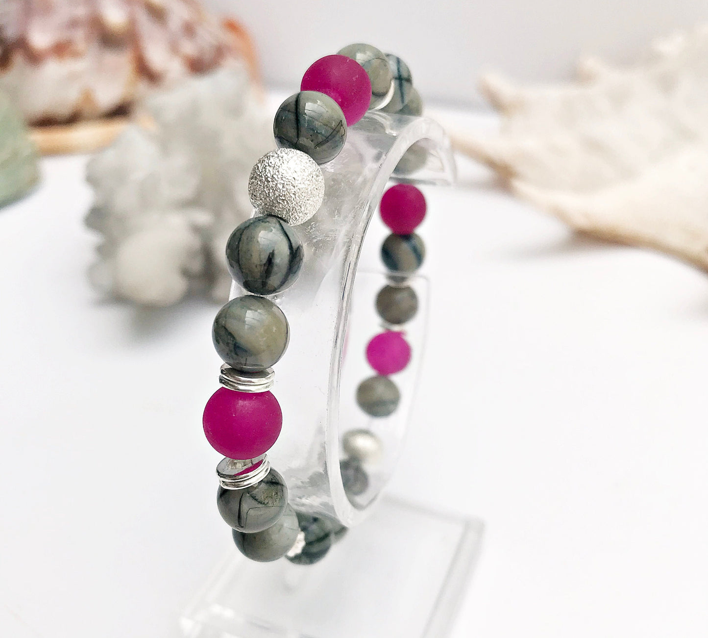 Boho Silver Shell and Jade Beaded Bracelet | Handmade Elastic Women's Jewelry | Gray Pink Gemstone Arm Candy