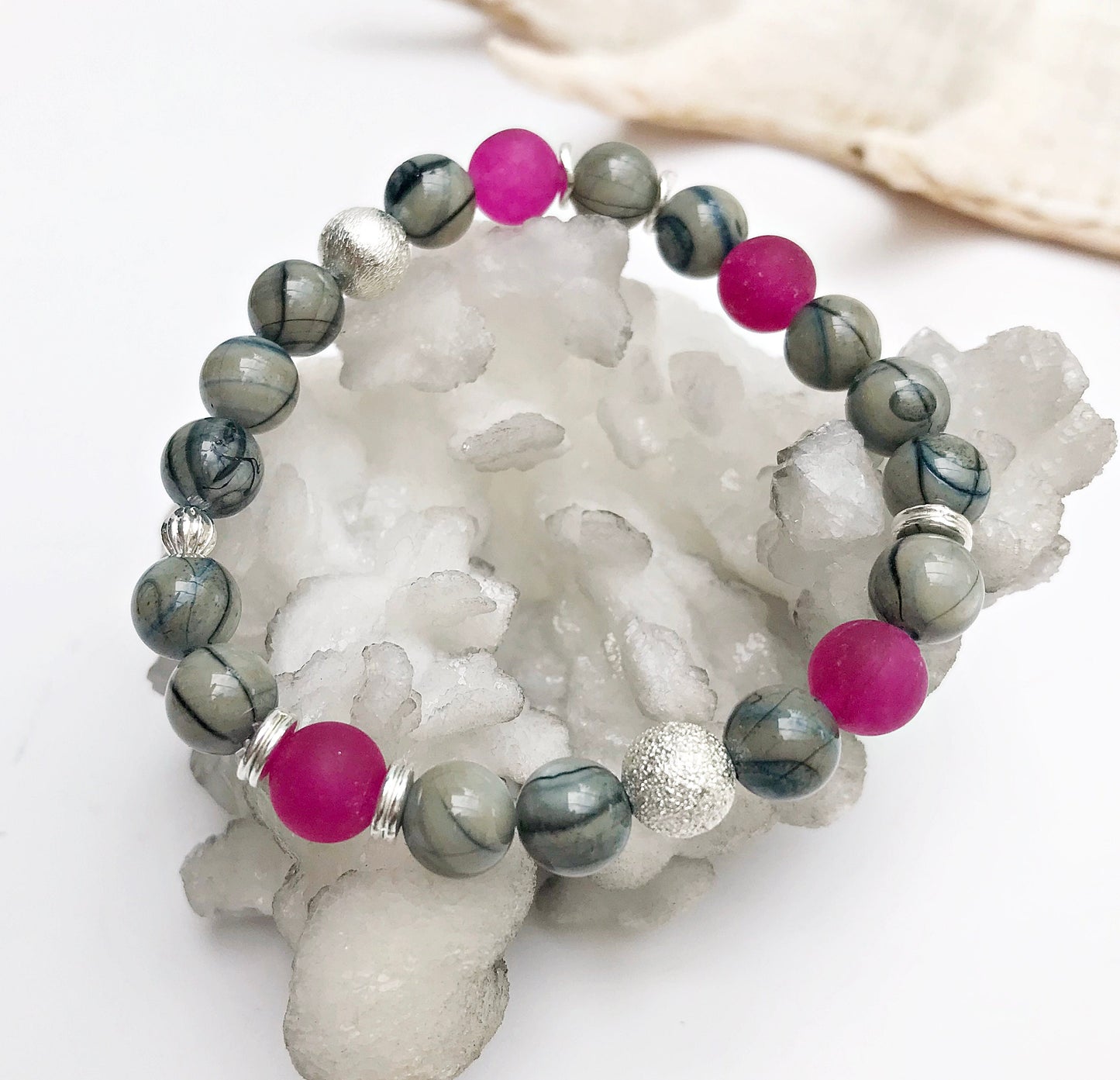 Boho Silver Shell and Jade Beaded Bracelet | Handmade Elastic Women's Jewelry | Gray Pink Gemstone Arm Candy